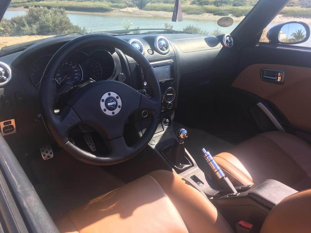 Daihatsu Copen: interior.