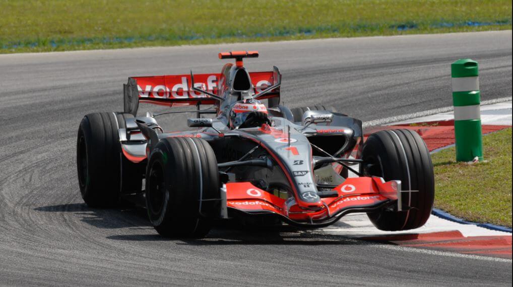 Fernando Alonso con el McLaren-Mercedes MP4-22 de 2007