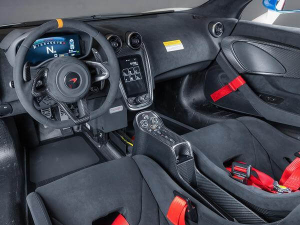 Interior del McLaren 620R.