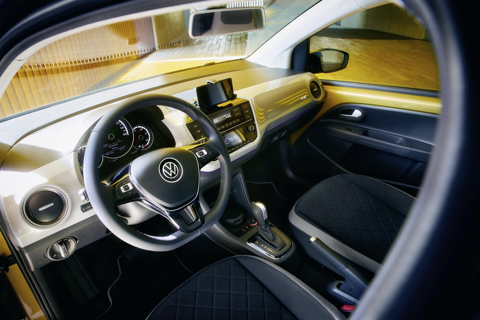 Volkswagen e-Up! 2020: interior.