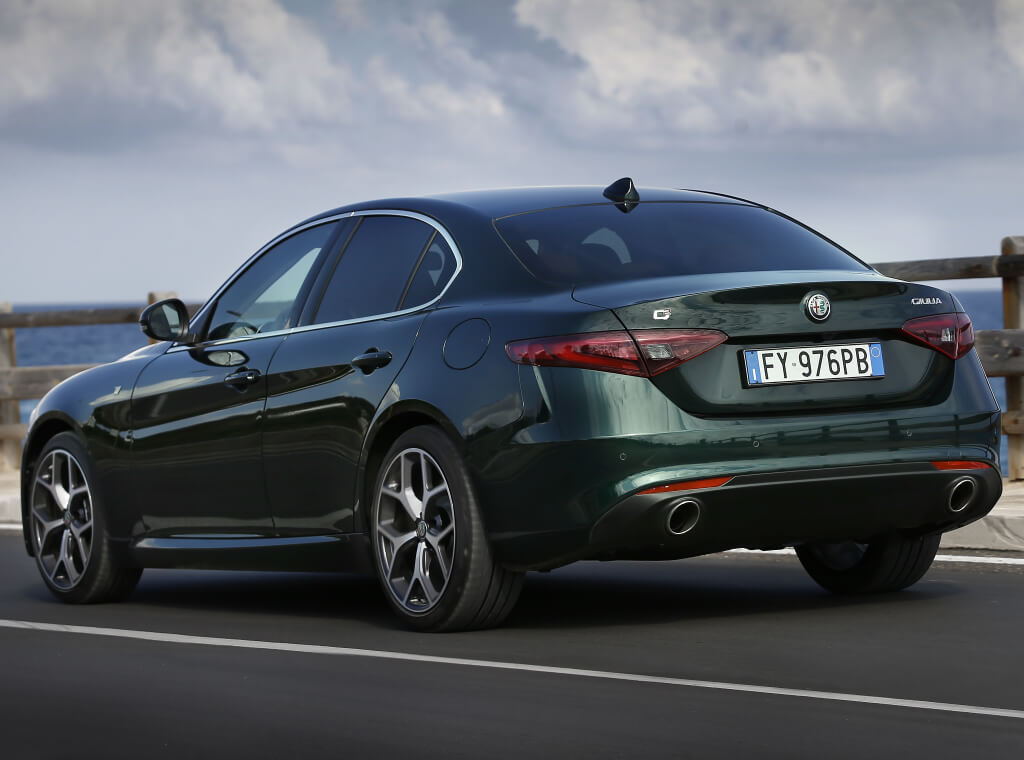 Alfa Romeo Giulia 2020: trasera.