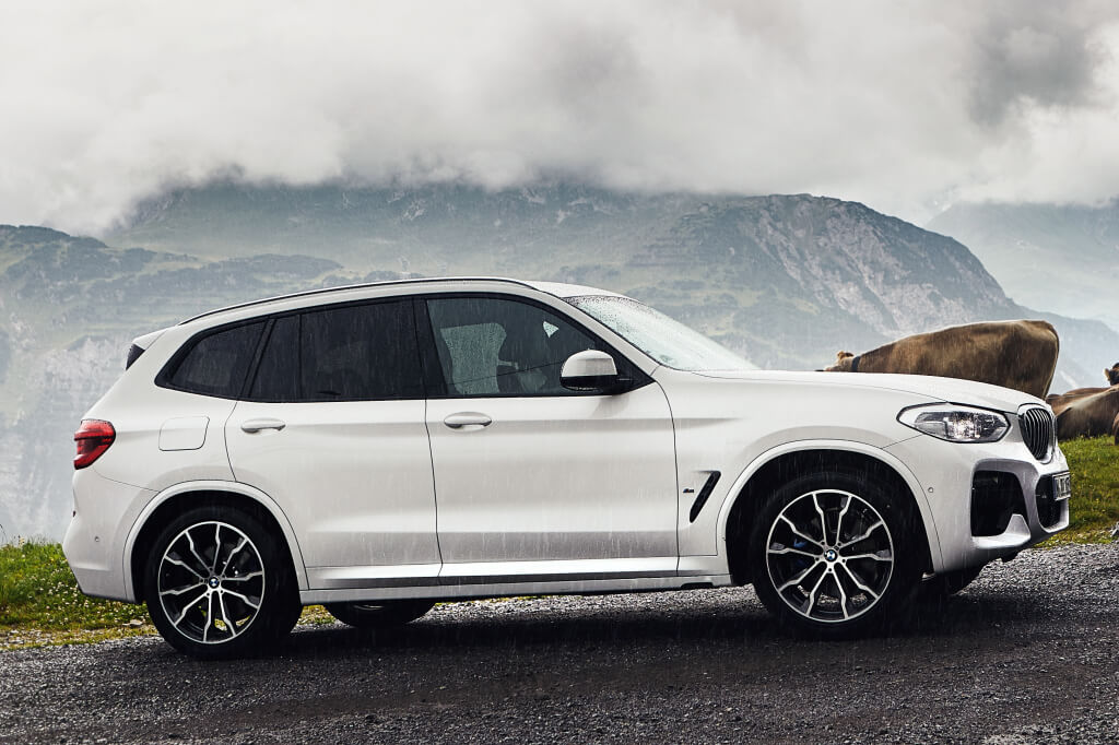 Vista lateral del BMW X3 xDrive30e.