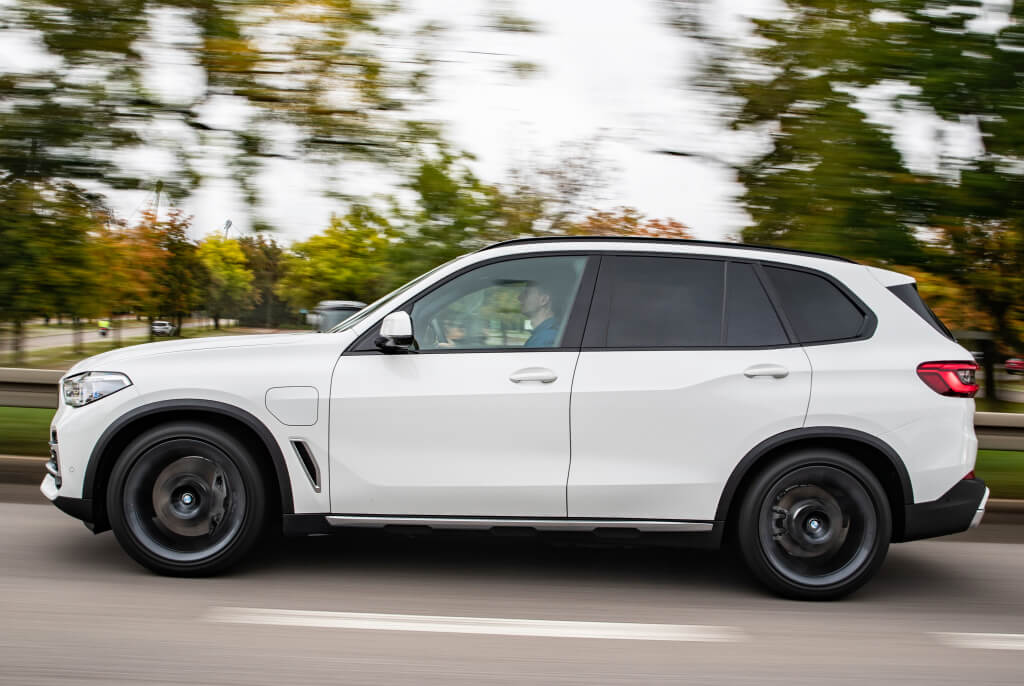 BMW X5 xDrive45e, lateral.