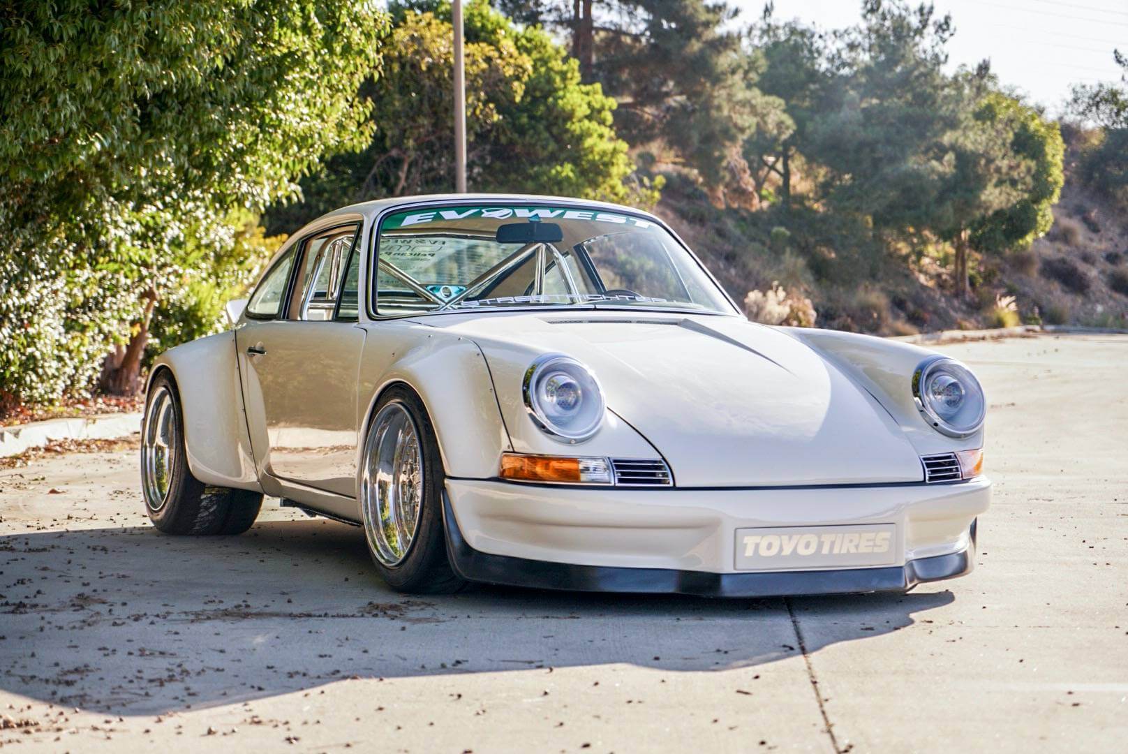 Porsche 911 E-RWB: frontal.