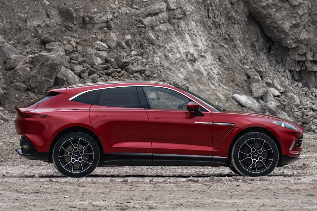 Lateral del Aston Martin DBX.