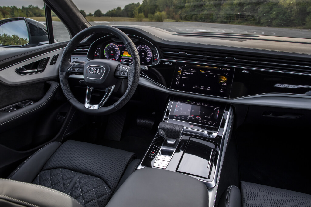Audi Q7 TFSI e, interior.
