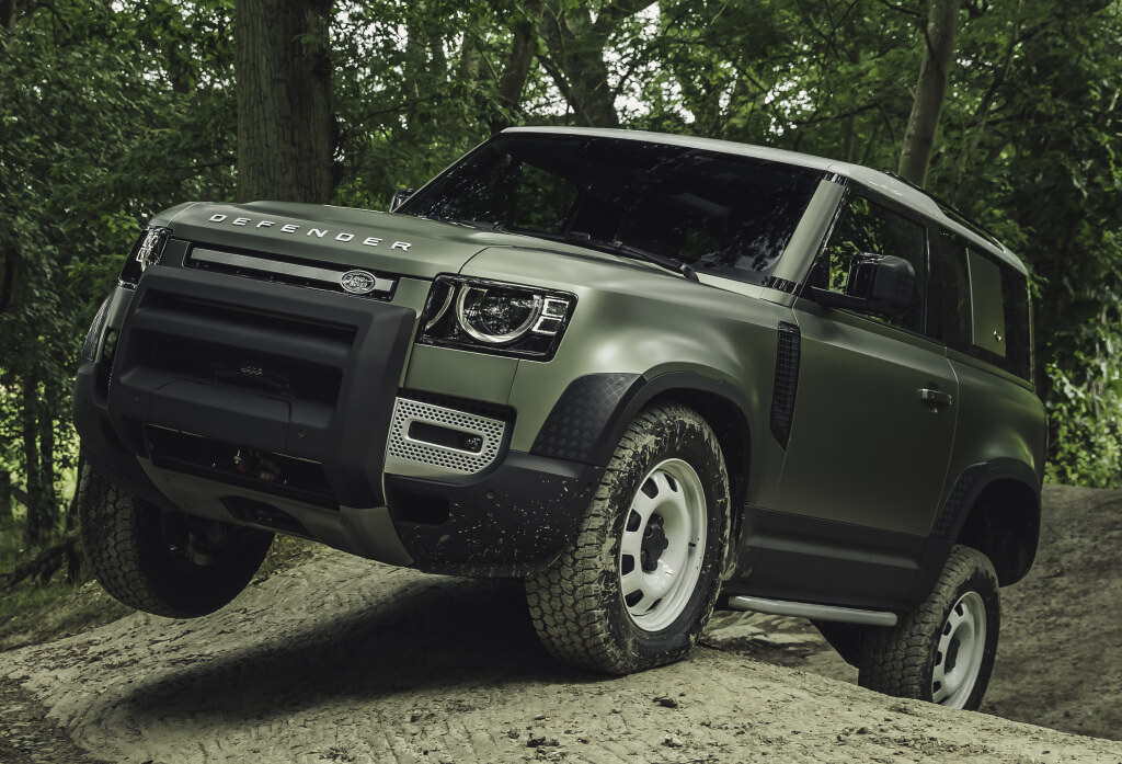 Land Rover Defender 2020 en campo.