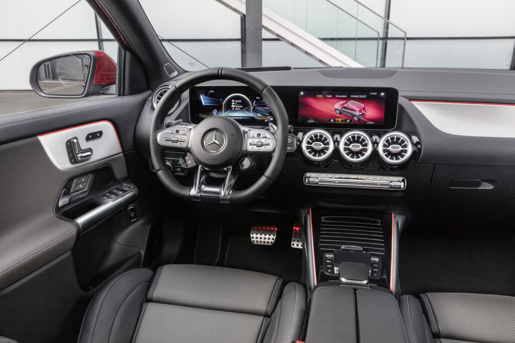 Mercedes-AMG GLA 35 4Matic: interior.