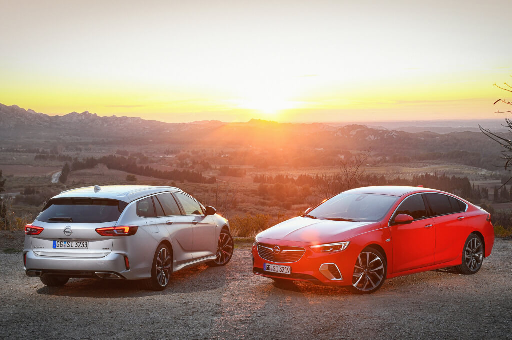 Trasera del Opel Insignia GSi 2020.
