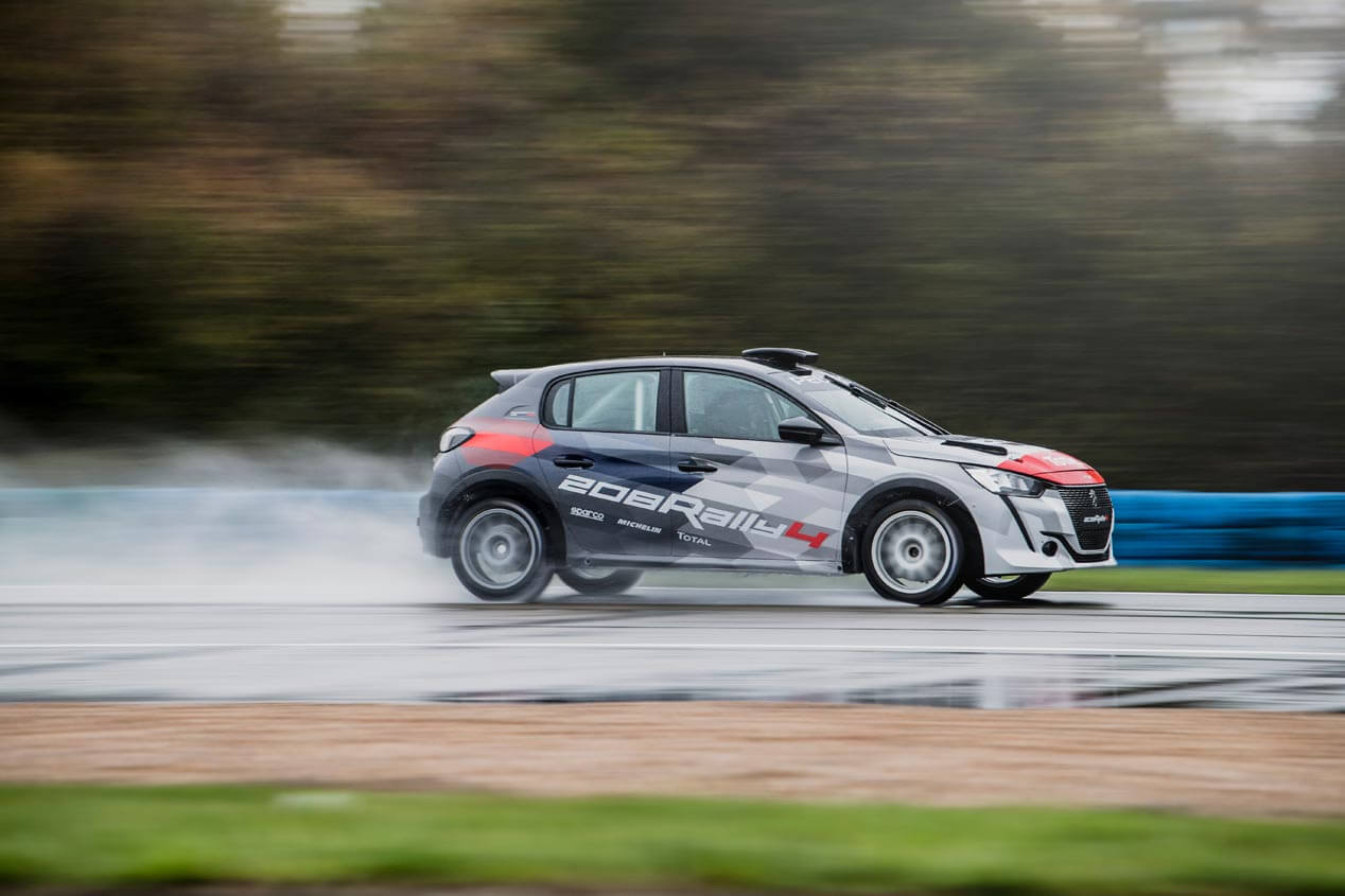Peugeot 208 Rally4 en mojado.