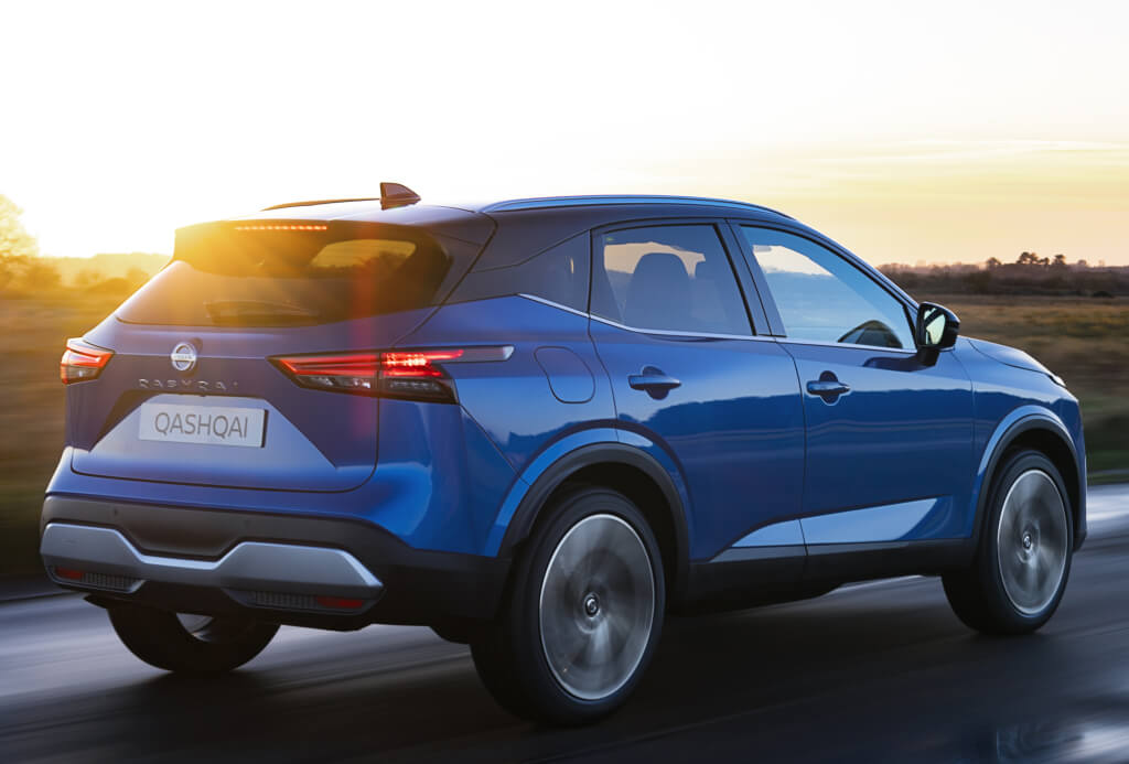 Un coche Nissan de color azul.