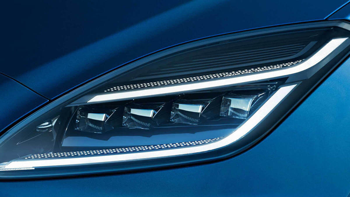 Luces diurnas del Jaguar E-Pace 2021.