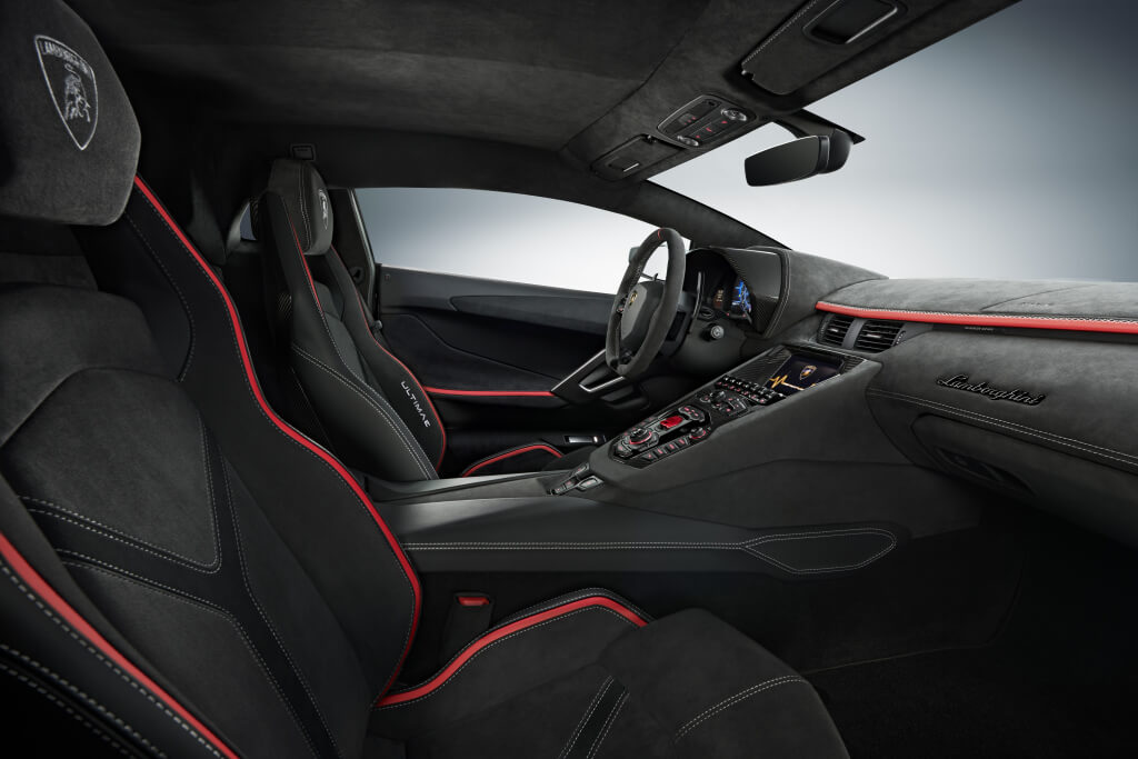 Lamborghini Aventador Ultimae: interior.