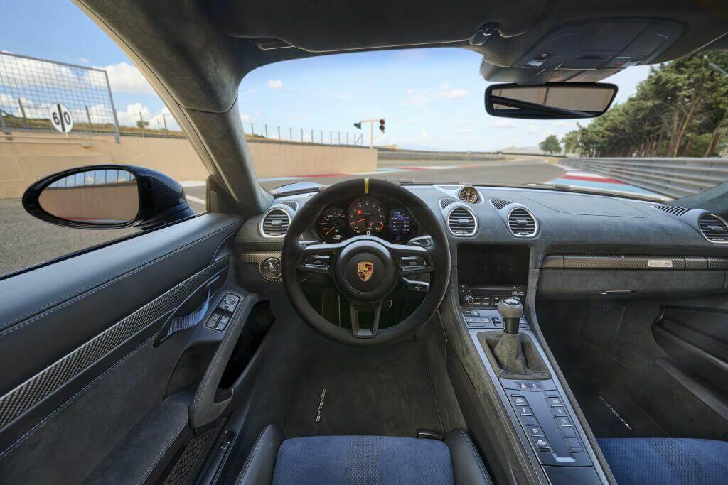 Porsche 718 Cayman GT4 RS: interior.
