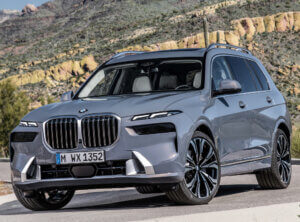 El BMW X7 se renueva y se pasa a la moda de las ópticas divididas