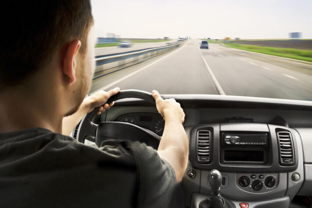 Hombre conduciendo en la ruta