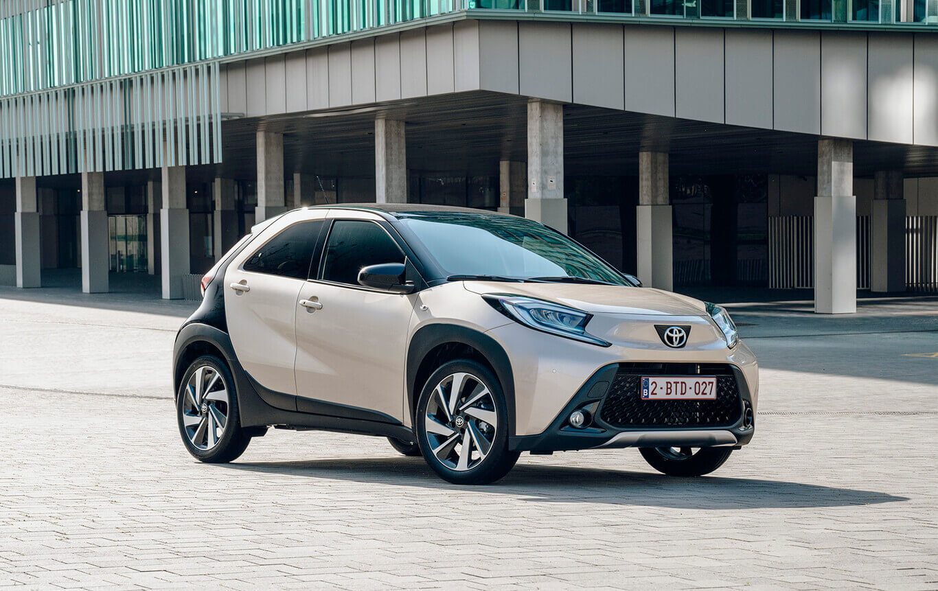 Toyota Aygo X Cross por delante.