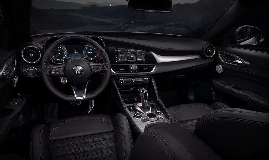 Alfa Romeo Giulia 2023: interior.