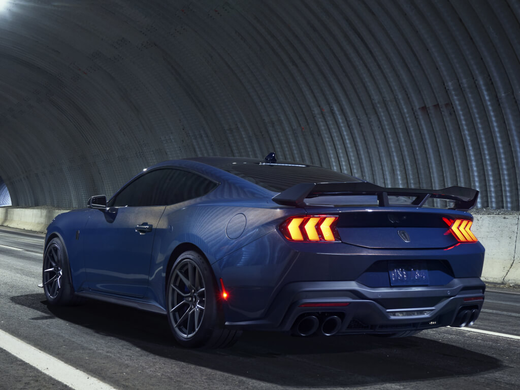 Ford Mustang Dark Horse: trasera.