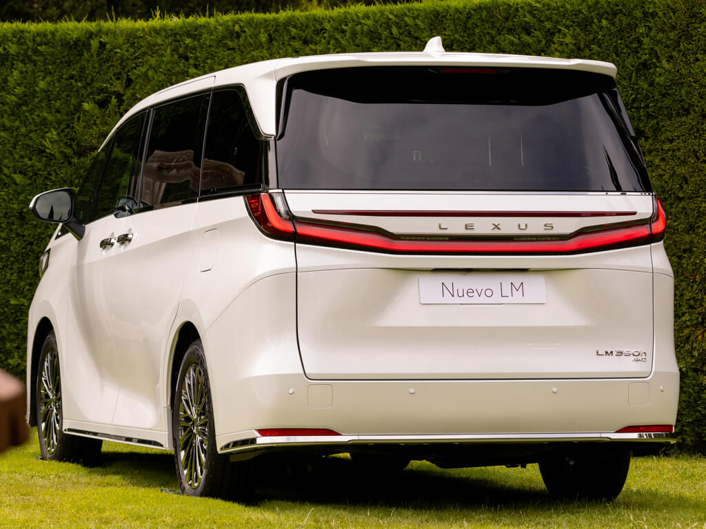 Lexus LM: parte trasera.