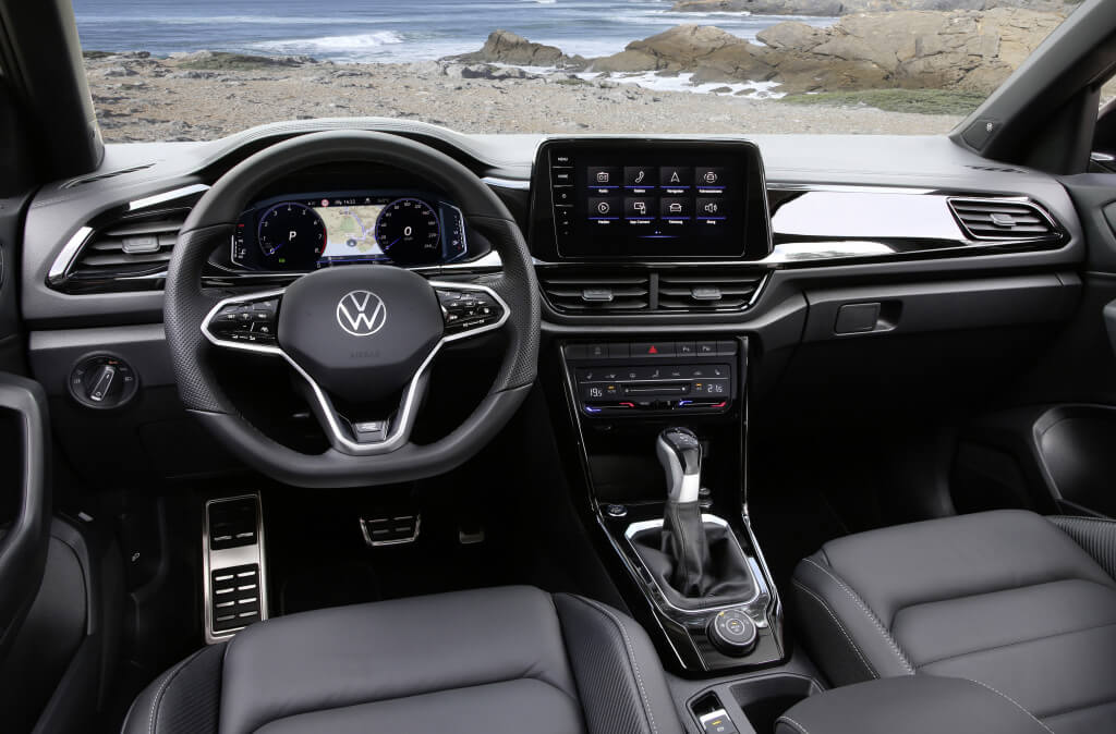 Volkswagen T-Roc 2023: interior.