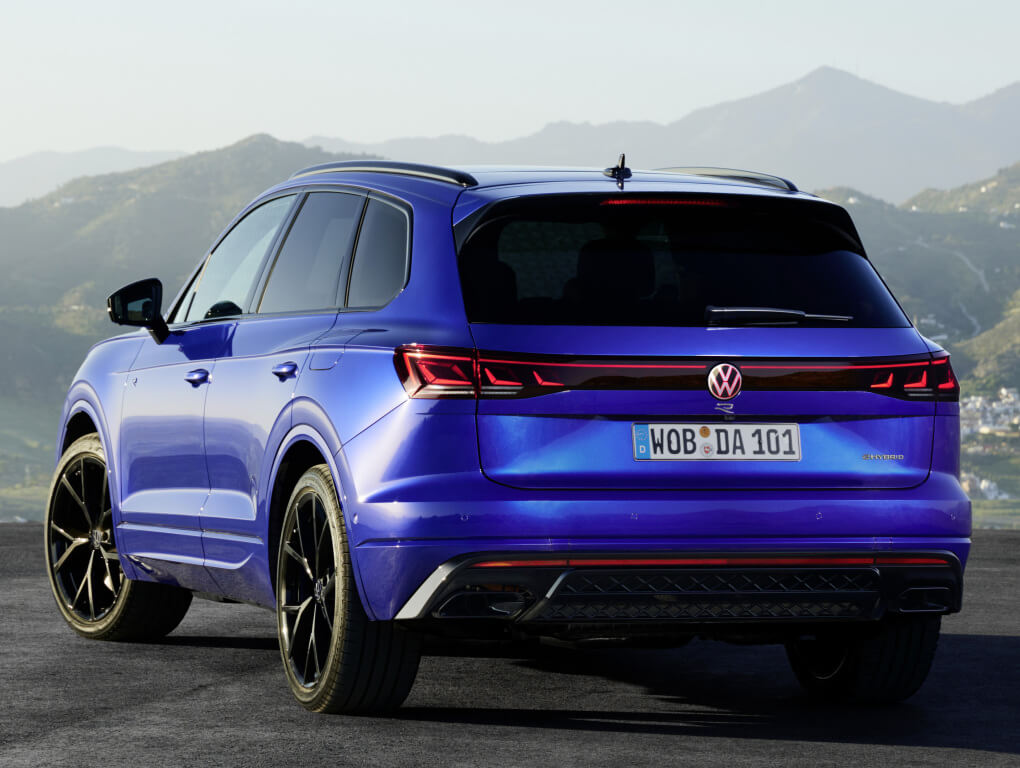 Volkswagen Touareg R 2024: vista trasera.