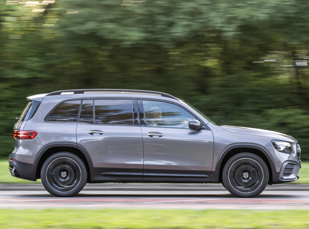 Mercedes GLB 2023, vista lateral.