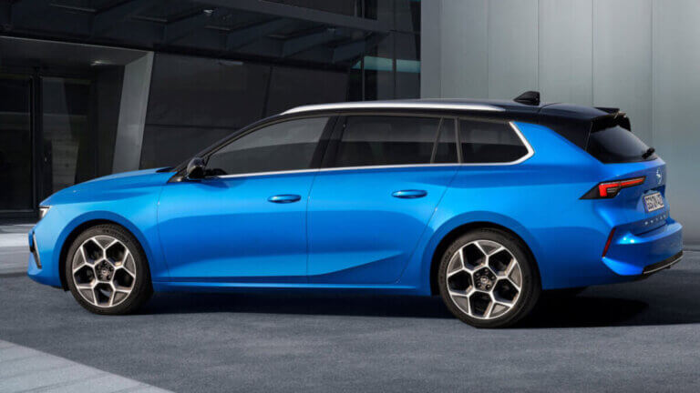 opel astra sports tourer lateral