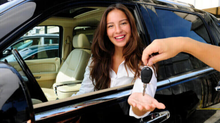 mujer recibiendo llave de coches en renting