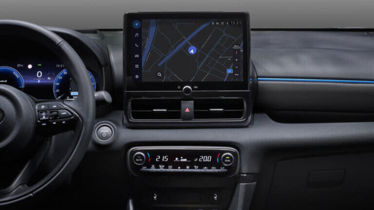 toyota yaris 2023 pantalla