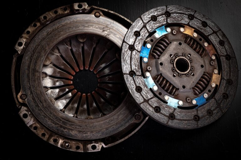 Cuida el embrague de tu coche: cómo detectar fallas y repararlas con éxito