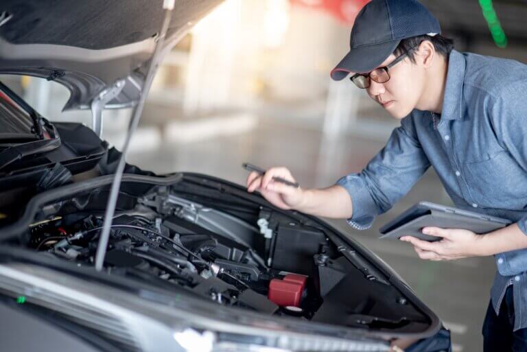 Mecánico revisa el embrague.