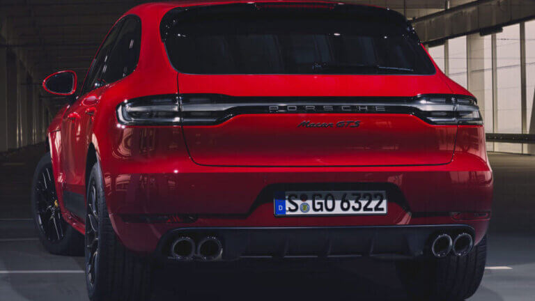 Vista trasera del Porsche Macan GTS 2020