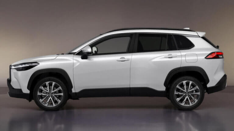 toyota-corolla-cross-lateral