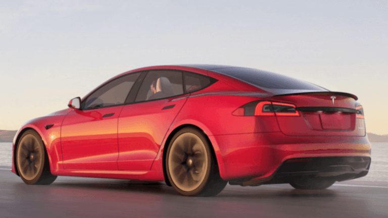 vista trasera del tesla model s 2021