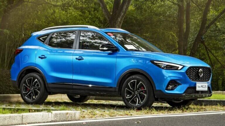 vista lateral del coche azul mg