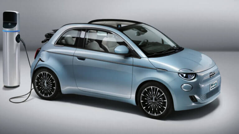 vista lateral del Fiat 500e en carga