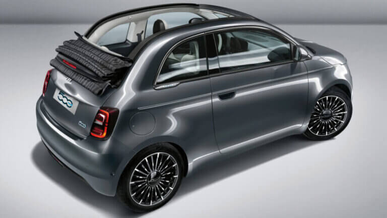 vista trasera del Fiat 500e