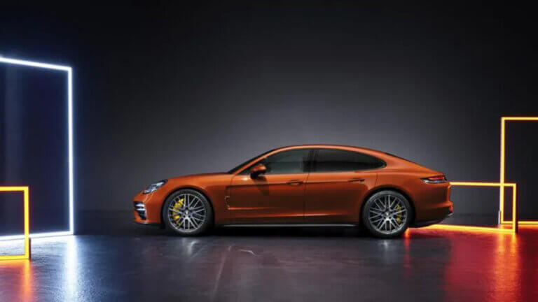 vista lateral del porsche panamera 2021